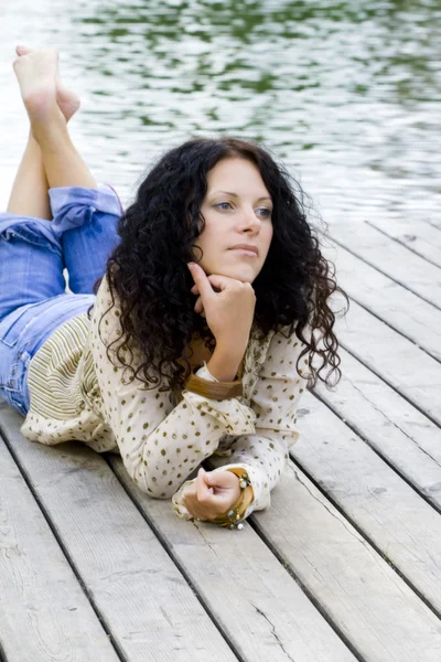 Žena ležící u řeky — Stock fotografie