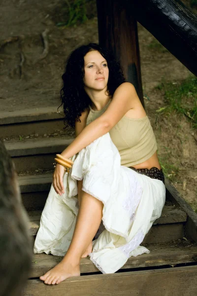 Mujer atractiva en escaleras de madera —  Fotos de Stock