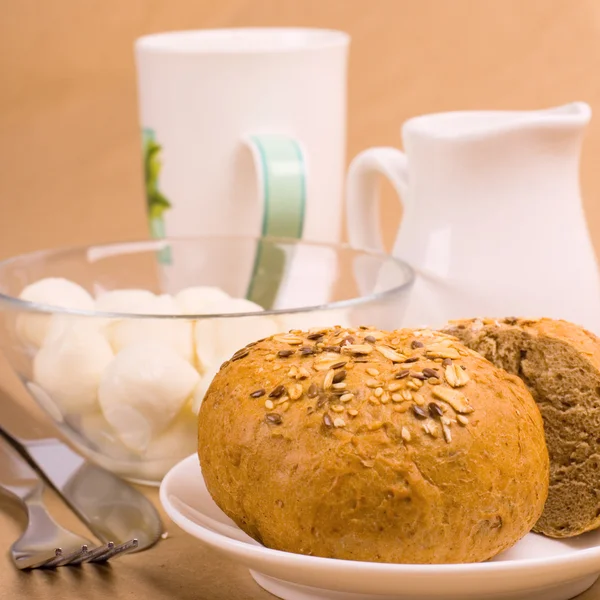 Bröd och mozzarella — Stockfoto