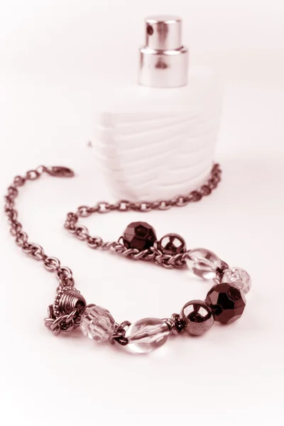 Náhrdelník a parfému láhev — Stock fotografie