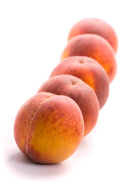 Пять персиков — стоковое фото