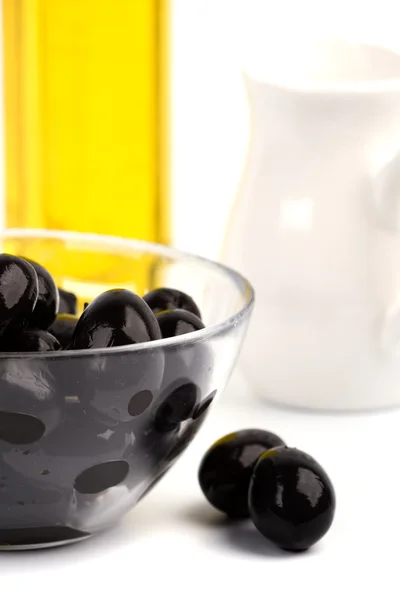 Чаша с черными оливками и маслом — стоковое фото