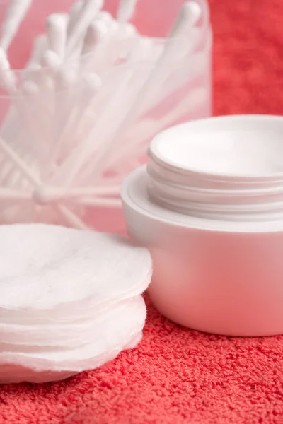 Facial cream and cotton pads — Stock Photo, Image