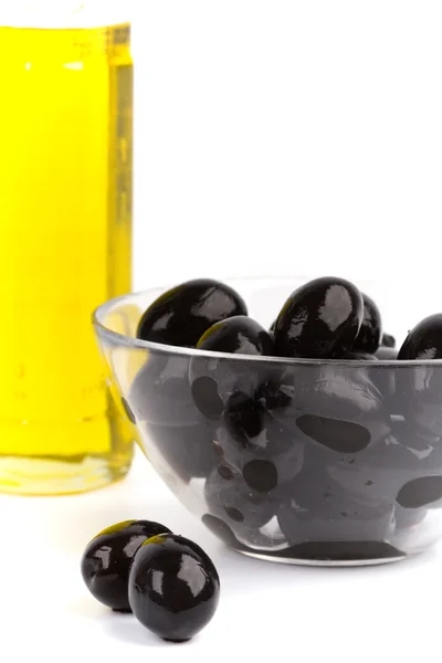 Schwarze Oliven und Öl — Stockfoto