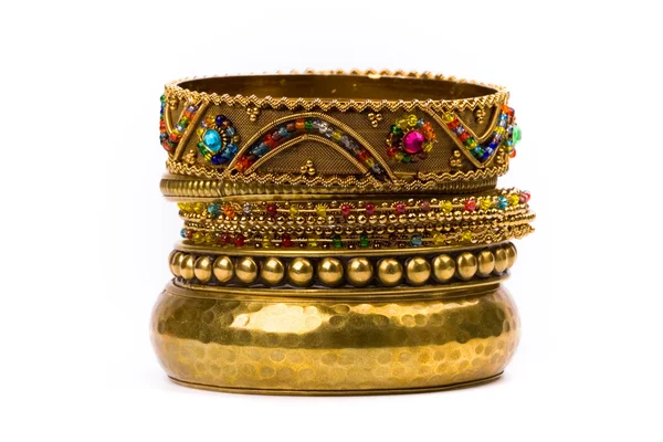 Pilha de pulseiras douradas — Fotografia de Stock