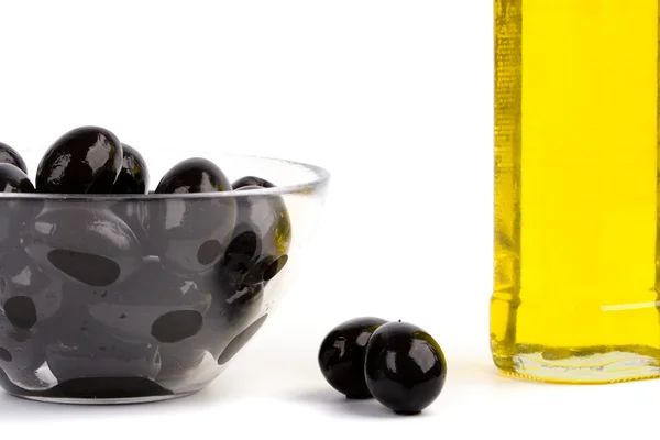 Чаша с черными оливками и маслом — стоковое фото