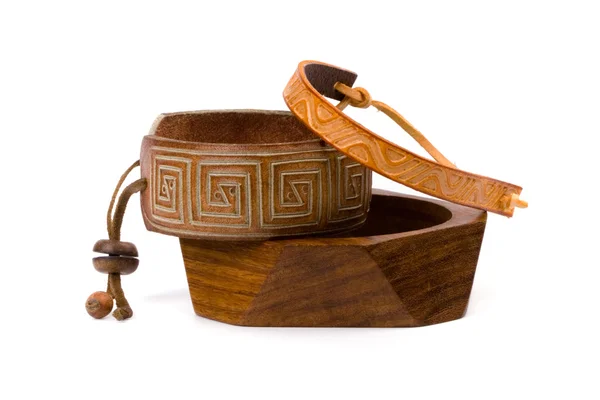 Кожаные и деревянные браслеты — стоковое фото