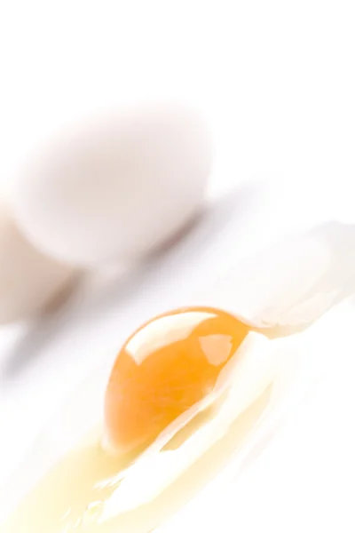 Bütün ve kırık beyaz tavuk yumurtası — Stok fotoğraf