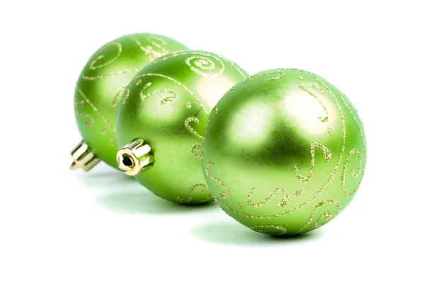 Tre gröna julgranskulor — Stockfoto