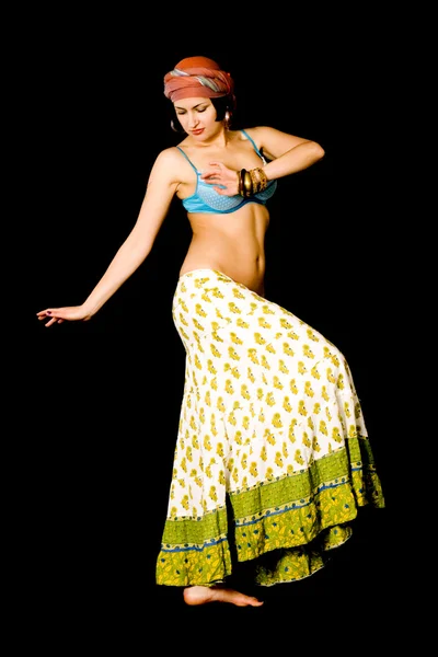 Женщина танцует восточный танец — стоковое фото