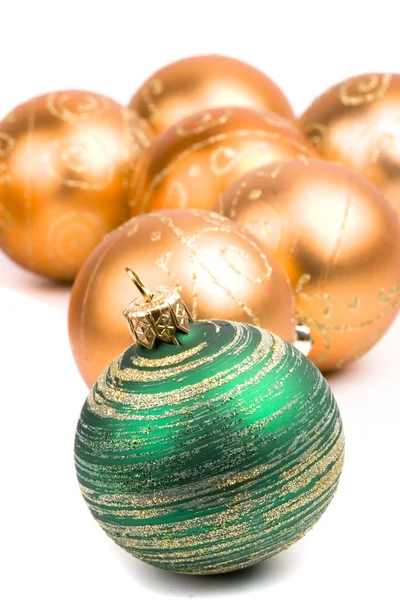 Χριστούγεννα μπάλες πράσινο και χρυσή γυαλί — Φωτογραφία Αρχείου