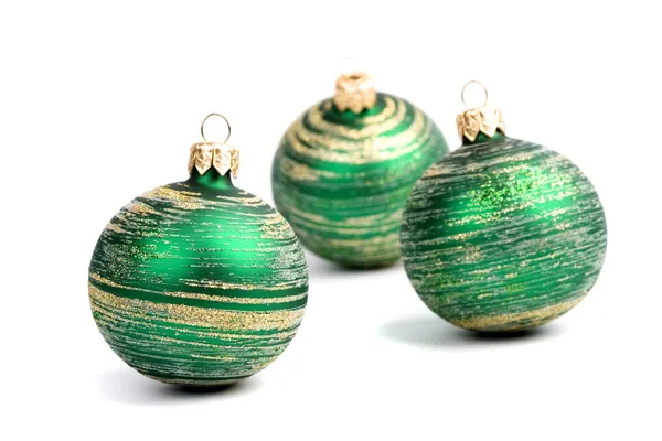Tre gröna julgranskulor — Stockfoto