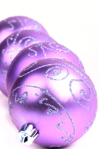 Четыре фиолетовых рождественских бала — стоковое фото