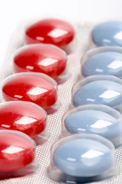 Червоні і сині таблетки — стокове фото