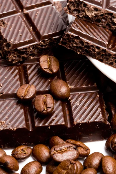 Kávová zrna s čokoládou — Stock fotografie