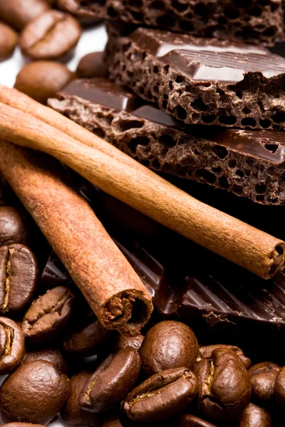 Czekolady, kawy i cynamon laski — Zdjęcie stockowe