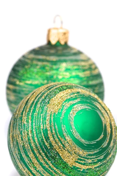 2 つの緑のクリスマス ボール — ストック写真