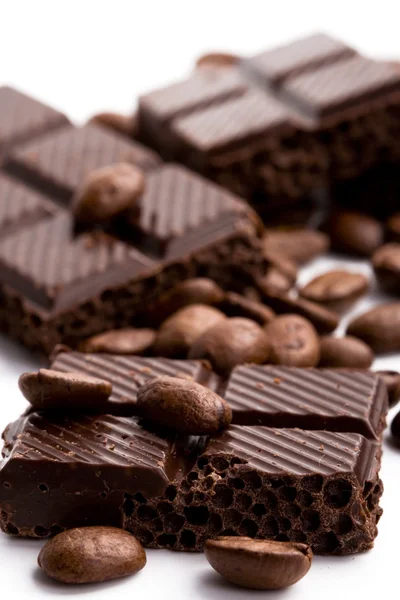 Koffiebonen en zwarte chocolade — Stockfoto