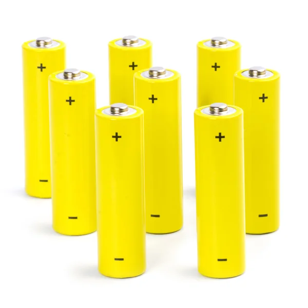 Вісім жовтих лужних батарей — стокове фото