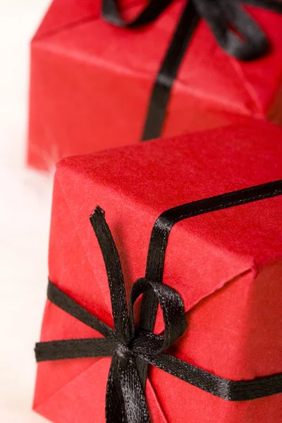 Красные подарочные коробки — стоковое фото