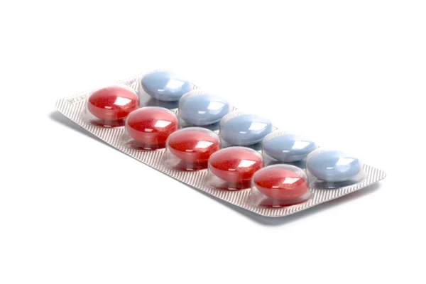 Pílulas vermelhas e azuis em blister de plástico — Fotografia de Stock