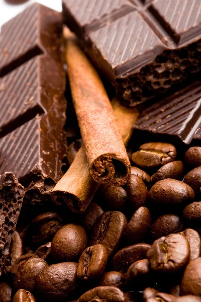 Bastoncini di cioccolato, caffè e cannella — Foto Stock