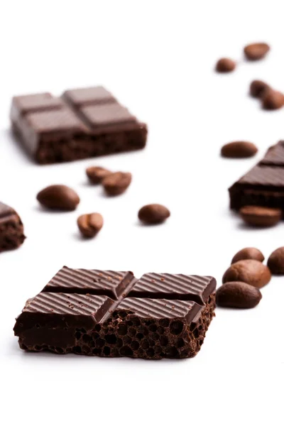 Kaffeebohnen und schwarze Schokolade — Stockfoto