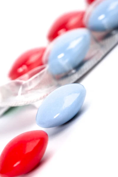 Röda och blå piller — Stockfoto