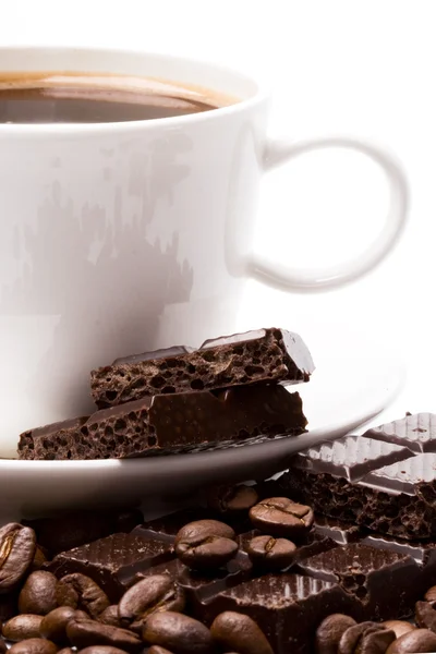 Xícara de café, feijão e chocolate preto — Fotografia de Stock