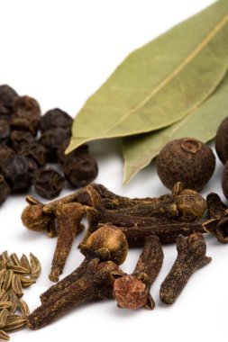 Bay leafs, cloves and black pepper clipart