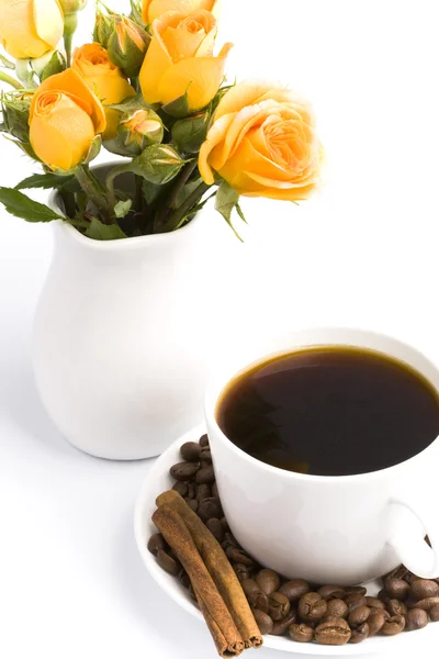 Bouquet and cup of coffee — Stock Photo, Image