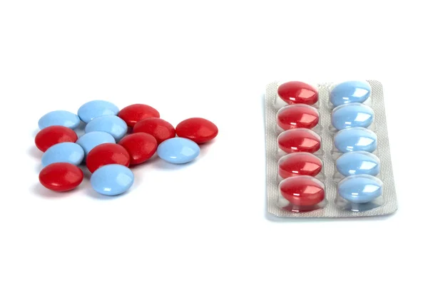 빨간색과 파란색 알 약 — 스톡 사진
