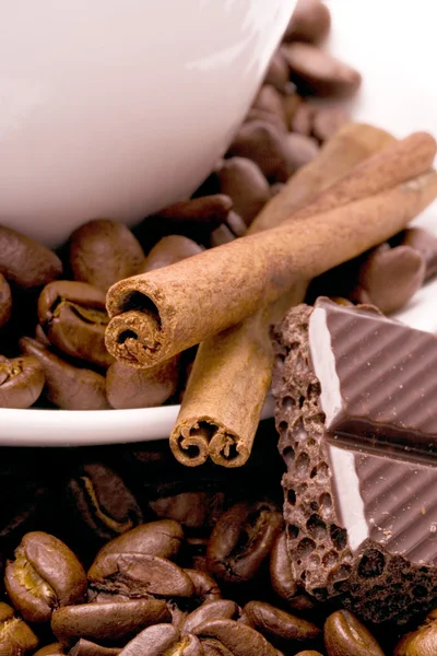 Kaneel, bonen en zwarte chocolade — Stockfoto