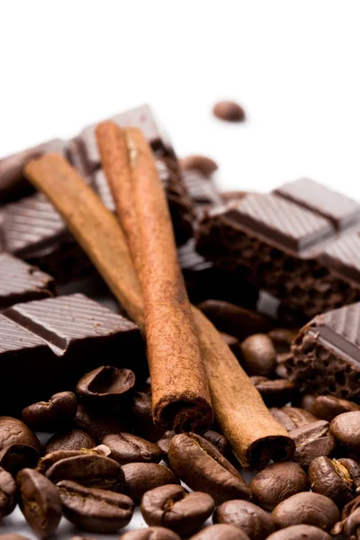 Çikolata, kahve ve tarçın çubukları — Stok fotoğraf