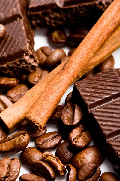 Schokolade, Kaffee und Zimtstangen — Stockfoto