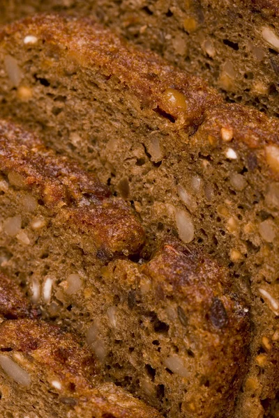 Pão inteiro de 7 grãos acabado de assar — Fotografia de Stock