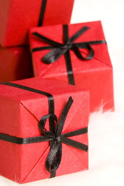 Красные подарочные коробки — стоковое фото