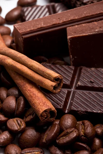 チョコレート、コーヒーやシナモンの棒 — ストック写真