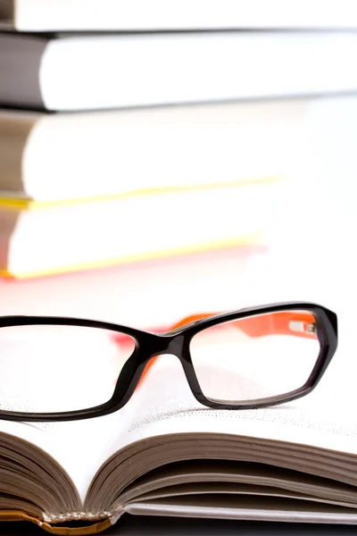 Kitap ve gözlük — Stok fotoğraf