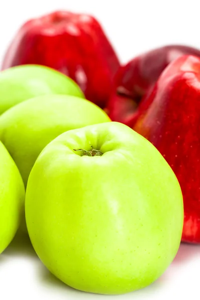 Manzanas verdes y rojas —  Fotos de Stock