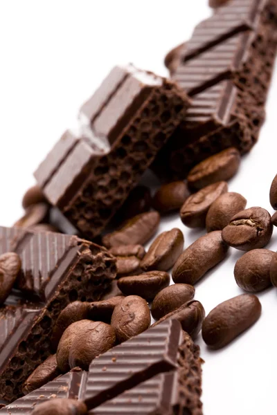 Kaffebönor och svart choklad — Stockfoto
