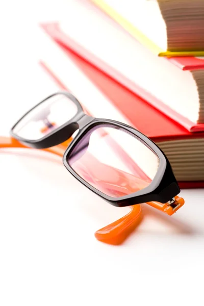 Stapel von Büchern und Brillen — Stockfoto