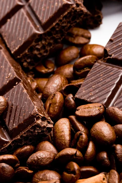 Grãos de café e chocolate preto — Fotografia de Stock