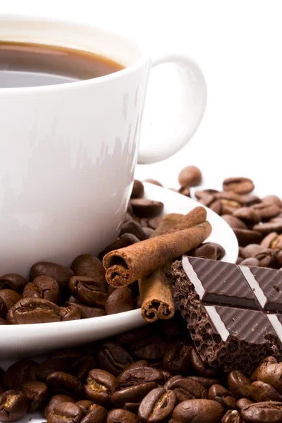 Xícara de café, feijão, canela — Fotografia de Stock