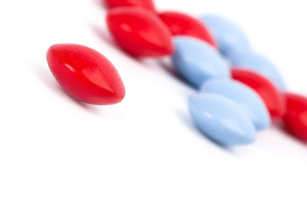 Червоні і сині таблетки — стокове фото