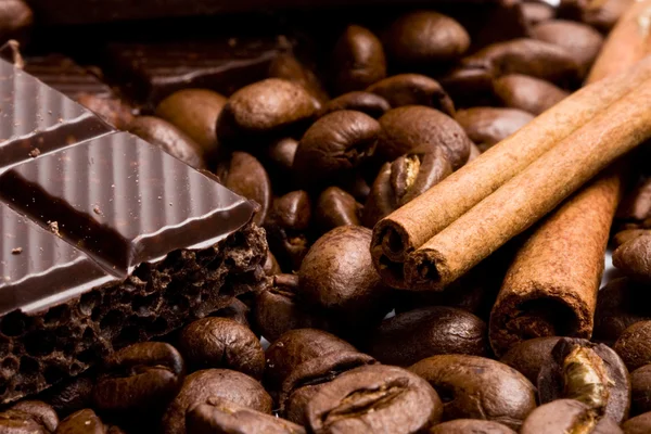 Schokolade, Kaffee und Zimtstangen — Stockfoto