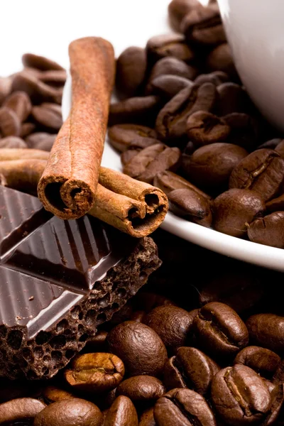 Chocolate, granos de café, palitos de canela — Foto de Stock