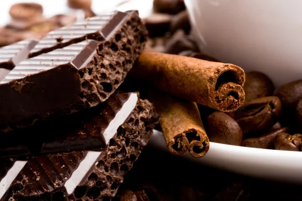 Coffee, cinnamon and black chocolate — Stock Photo, Image
