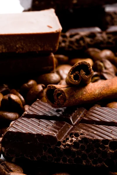 Шоколад, кофе и коричные палочки — стоковое фото