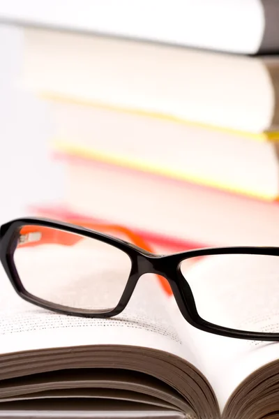 Libros y gafas —  Fotos de Stock